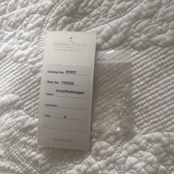 Beautiful Sophia Tolli wedding gown with veil - Picture 8 of 9